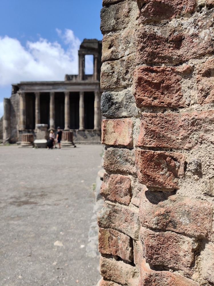 brick wall pompei